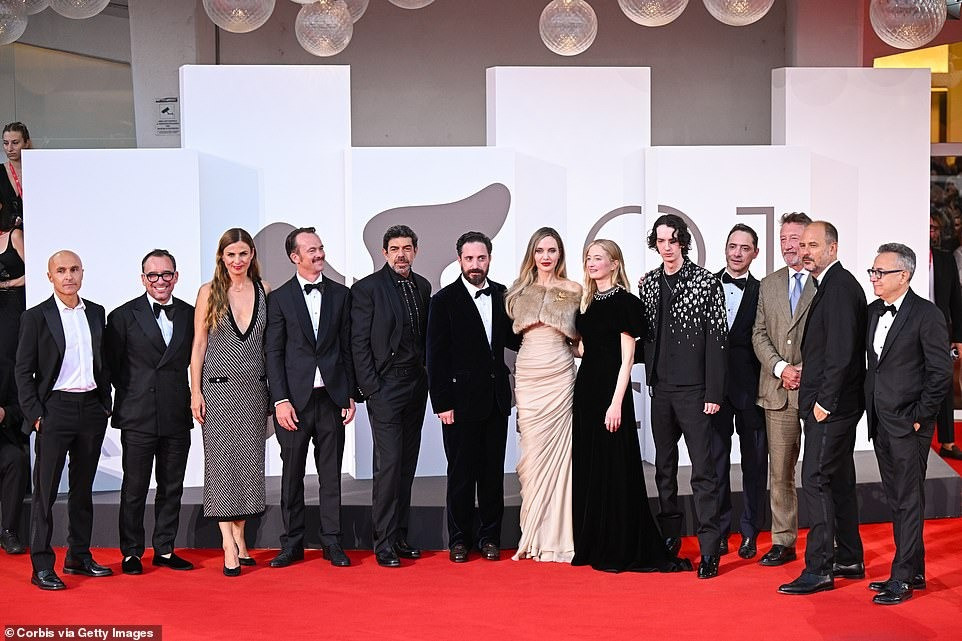 Đúng như lịch trình, Angelina Jolie xuất hiện trên thảm đỏ Liên hoan phim quốc tế Venice (Italy) lần thứ 81 vào ngày 29/8 (giờ địa phương) để cùng đoàn làm phim ra mắt tác phẩm điện ảnh Maria. Ảnh: Getty Images.