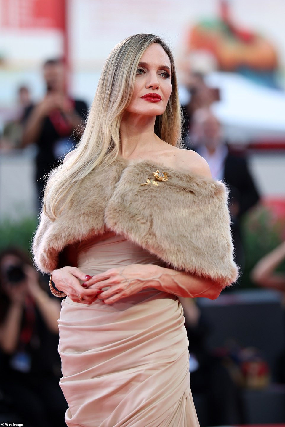 Khán giả dành nhiều lời khen về ngoại hình nhưng đồng thời tỏ ra lo lắng cho tình trạng sức khỏe của người đẹp. Nguyên nhân bắt nguồn từ đôi tay gân guốc của cho vợ cũ Brad Pitt. Ảnh: WireImage.