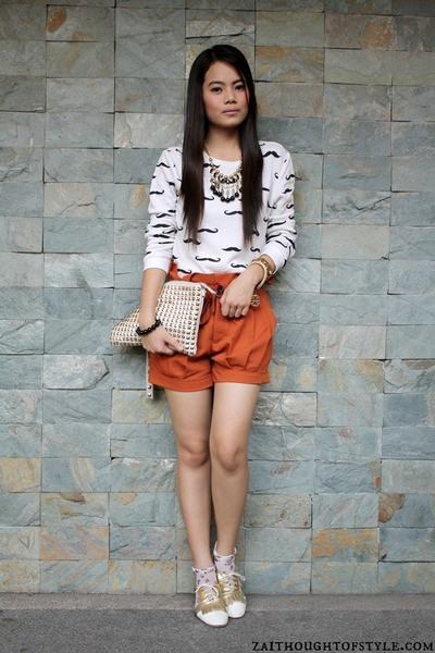 Trong tủ đồ nhà bạn hẳn không thể thiếu quần shorts. Với chức năng mang lại sự thoải mái, năng động cũng như giúp bạn gái “khoe” đôi chân thon cuốn hút, quần shorts lúc nào cũng được xếp vào list những món đồ cô nàng nào cũng phải có mỗi khi hè tới. Bạn sẽ vô cùng nổi bật cùng short hoa mang nhiều màu sắc được cách điệu với các họa tiết hoa nhỏ, to khác nhau. Bạn nên kết hợp short họa tiết hoa với áo có gam màu đơn sắc như màu đen, màu be, màu trắng... Khắc phục nhược điểm của quần short hơi thô cứng và chật chội hay những chiếc váy ngắn khiến chúng mình có thể gặp sự cố “hớ hênh” khi vận động, quần short váy là sự kết hợp hoàn hảo để teen girl khoe vẻ đáng yêu, xinh xắn mà cực kỳ thoải mái. Ngoài ra, các kiểu quần short màu sặc sỡ hay short đều có thể đem đến cho bạn gái nét trẻ trung năng động trong ngày hè.