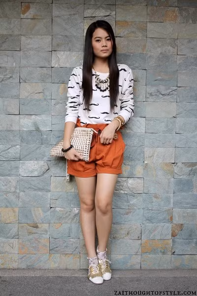 Trong tủ đồ nhà bạn hẳn không thể thiếu quần shorts. Với chức năng mang lại sự thoải mái, năng động cũng như giúp bạn gái “khoe” đôi chân thon cuốn hút, quần shorts lúc nào cũng được xếp vào list những món đồ cô nàng nào cũng phải có mỗi khi hè tới. Bạn sẽ vô cùng nổi bật cùng short hoa mang nhiều màu sắc được cách điệu với các họa tiết hoa nhỏ, to khác nhau. Bạn nên kết hợp short họa tiết hoa với áo có gam màu đơn sắc như màu đen, màu be, màu trắng... Khắc phục nhược điểm của quần short hơi thô cứng và chật chội hay những chiếc váy ngắn khiến chúng mình có thể gặp sự cố “hớ hênh” khi vận động, quần short váy là sự kết hợp hoàn hảo để teen girl khoe vẻ đáng yêu, xinh xắn mà cực kỳ thoải mái. Ngoài ra, các kiểu quần short màu sặc sỡ hay short đều có thể đem đến cho bạn gái nét trẻ trung năng động trong ngày hè. Trong tủ đồ nhà bạn hẳn không thể thiếu quần shorts. Với chức năng mang lại sự thoải mái, năng động cũng như giúp bạn gái “khoe” đôi chân thon cuốn hút, quần shorts lúc nào cũng được xếp vào list những món đồ cô nàng nào cũng phải có mỗi khi hè tới. Bạn sẽ vô cùng nổi bật cùng short hoa mang nhiều màu sắc được cách điệu với các họa tiết hoa nhỏ, to khác nhau. Bạn nên kết hợp short họa tiết hoa với áo có gam màu đơn sắc như màu đen, màu be, màu trắng... Khắc phục nhược điểm của quần short hơi thô cứng và chật chội hay những chiếc váy ngắn khiến chúng mình có thể gặp sự cố “hớ hênh” khi vận động, quần short váy là sự kết hợp hoàn hảo để teen girl khoe vẻ đáng yêu, xinh xắn mà cực kỳ thoải mái. Ngoài ra, các kiểu quần short màu sặc sỡ hay short đều có thể đem đến cho bạn gái nét trẻ trung năng động trong ngày hè.