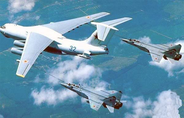 Thao tác tiếp dầu trên không trong các cuộc hành quân đường không tầm xa giữa máy bay tiếp dầu IL-78 và cặp máy bay tiêm kích hộ tống Mig-31B (Photo of www.airwar.ru) . Thao tác tiếp dầu trên không trong các cuộc hành quân đường không tầm xa giữa máy bay tiếp dầu IL-78 và cặp máy bay tiêm kích hộ tống Mig-31B (Photo of www.airwar.ru)