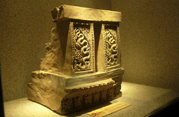 Gạch trang trí rồng và công (gốm mem, thời Lý, thế kỉ 11-13)