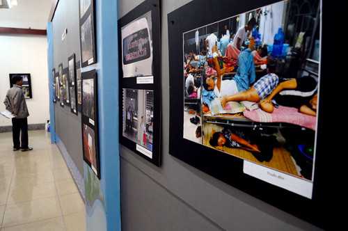 Triển lãm tập hợp hơn 100 bức ảnh do các nhân viên, cộng tác viên của Trung tâm Sáng kiến Sức khỏe và Dân số thực hiện. Người xem được tận mắt chứng kiến những hình ảnh đa chiều về thực trạng ngành y tế Việt Nam, các khoảng trống trong cung cấp dịch vụ y tế, các áp lực, gánh nặng đối với cả người sử dụng lẫn người cung cấp dịch vụ