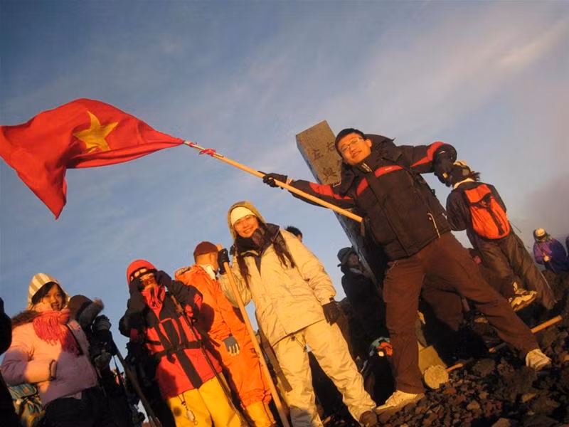 Đọng lại trong họ là những cảm giác chinh phục thật thú vị sau hơn chục tiếng leo và leo, là những kỷ niệm thật khó phai mà bất cứ thành viên nào cũng có được.