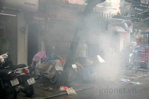 Phía bên ngoài ngõ người dân nướng thịt 