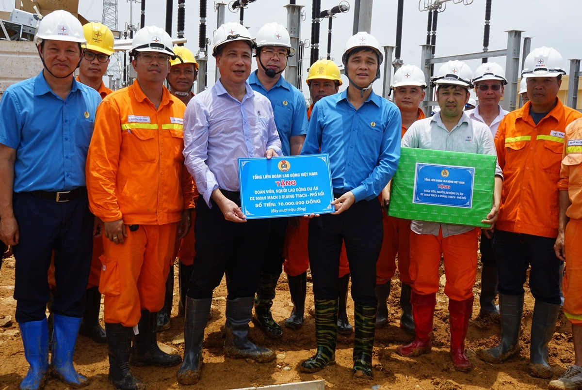 Lãnh đạo Tổng LĐLĐ Việt Nam tặng quà cho công nhân thi công dự án đường dây 500 kV. Ảnh: Hải Nguyễn