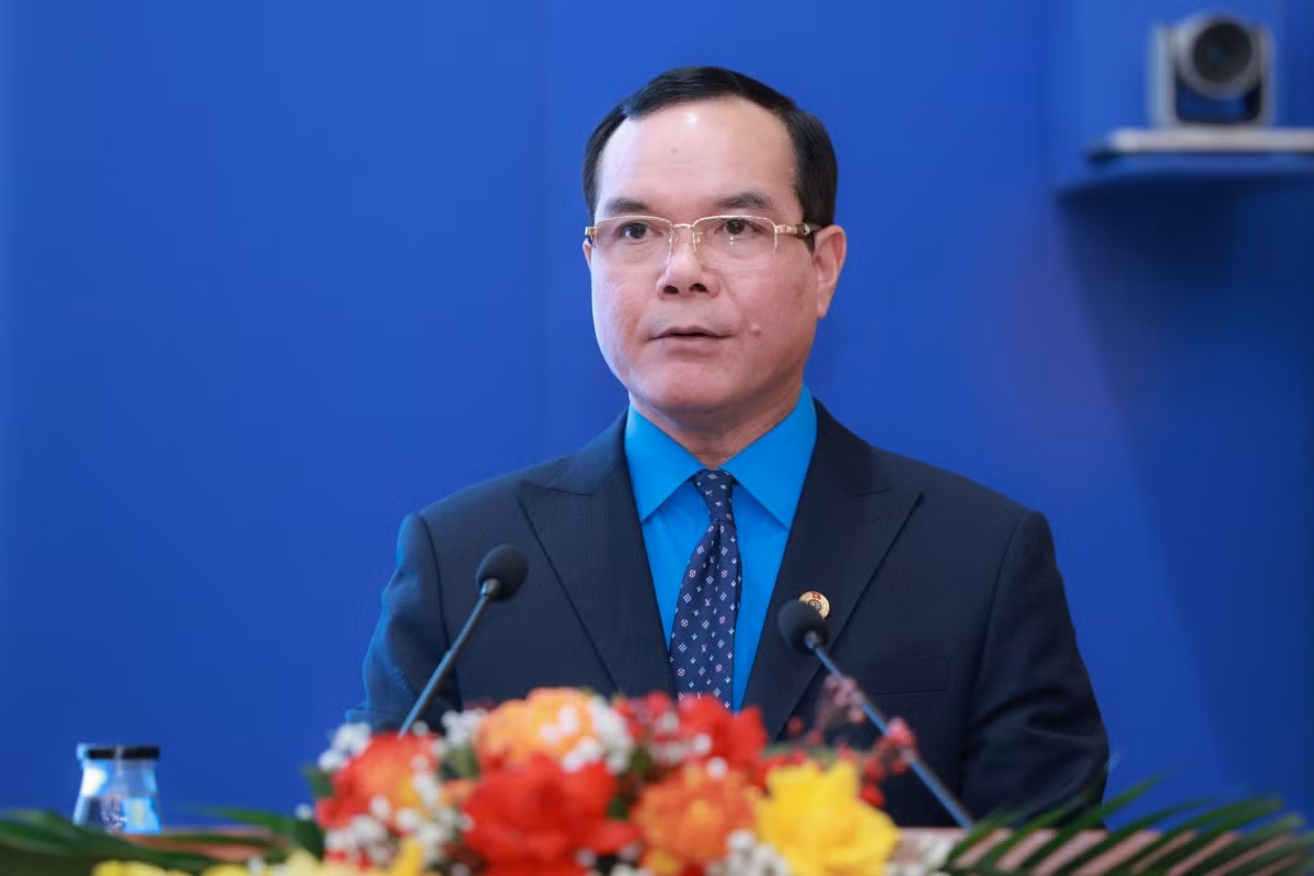 Chủ tịch Tổng LĐLĐ Việt Nam phát động đợt thi đua năm 2025. Ảnh: Hải Nguyễn