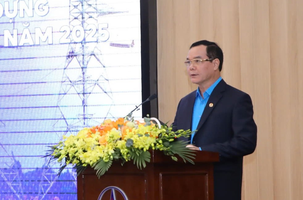 Chủ tịch Tổng LĐLĐ Việt Nam Nguyễn Đình Khang phát động phong trào thi đua "ba tiên phong, hai trách nhiệm" trong năm 2025. Chủ tịch Tổng LĐLĐ Việt Nam Nguyễn Đình Khang phát động phong trào thi đua "ba tiên phong, hai trách nhiệm" trong năm 2025.