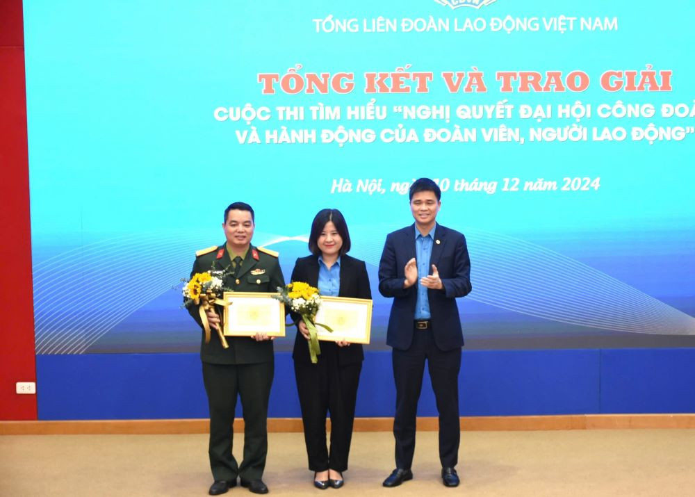 Ông Ngọ Duy Hiểu, Phó Chủ tịch Tổng Liên đoàn Lao động Việt Nam trao giải cho các cá nhân xuất sắc. Ảnh: Hải Nguyễn.