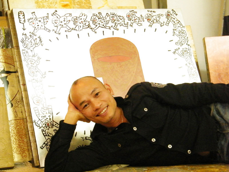 Trương Tân bên tác phẩm. Ảnh: N.M.Hà. Trương Tân bên tác phẩm. Ảnh: N.M.Hà