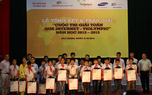 Ngoài 6 giải Vàng, BTC cũng trao phần thưởng cho đại diện top 40 học sinh dẫn đầu cuộc thi. Phần thưởng do nhà đồng hành cuộc thi - FPT Telecom tài trợ