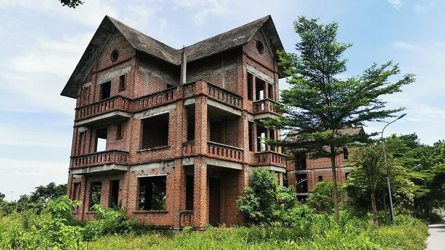 Nhà liền kề, biệt thự trị giá vài tỷ đến cả chục tỷ đồng nằm chỏng chơ, xuống cấp cùng thời gian. Nhà liền kề, biệt thự trị giá vài tỷ đến cả chục tỷ đồng nằm chỏng chơ, xuống cấp cùng thời gian.