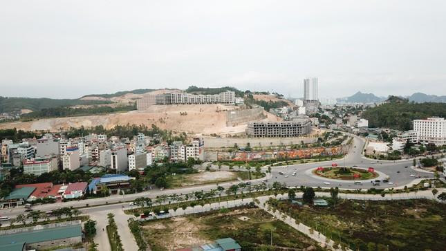 Hàng loạt ngọn đồi ở Hạ Long bị cạo trọc để làm bất động sản Hàng loạt ngọn đồi ở Hạ Long bị cạo trọc để làm bất động sản