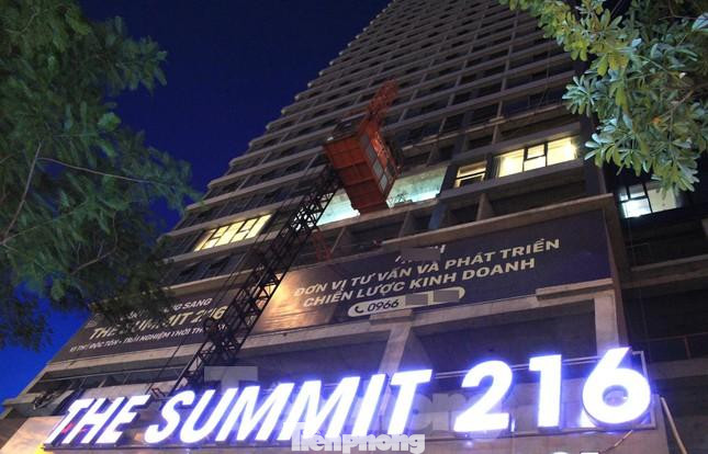 Giá rao bán căn hộ chung cư cũng âm thầm tăng theo, ở mức 42 – 45 triệu đồng/m2. Trong ảnh là dự án Summit Building số 216 đường Trần Duy Hưng, Phường Trung Hòa, Cầu Giấy được rao bán với mức 45 – 62 triệu đồng/m2 mặc dù dự án mới hoàn thiện phần thô, chỉ là 1 tòa nhà hỗn hợp 35 tầng được chuyển đổi từ dự án xây dựng trụ sở văn phòng và trung tâm giới thiệu sản phẩm. Giá rao bán căn hộ chung cư cũng âm thầm tăng theo, ở mức 42 – 45 triệu đồng/m2. Trong ảnh là dự án Summit Building số 216 đường Trần Duy Hưng, Phường Trung Hòa, Cầu Giấy được rao bán với mức 45 – 62 triệu đồng/m2 mặc dù dự án mới hoàn thiện phần thô, chỉ là 1 tòa nhà hỗn hợp 35 tầng được chuyển đổi từ dự án xây dựng trụ sở văn phòng và trung tâm giới thiệu sản phẩm.