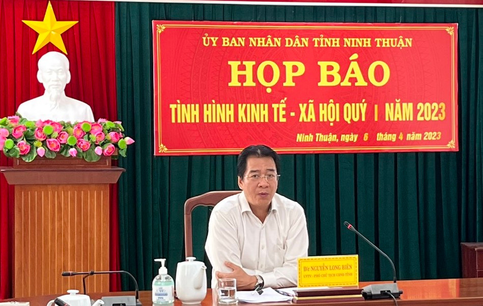 Ông Nguyễn Long Biên - Phó Chủ tịch UBND tỉnh Ninh Thuận, chủ trì họp báo.