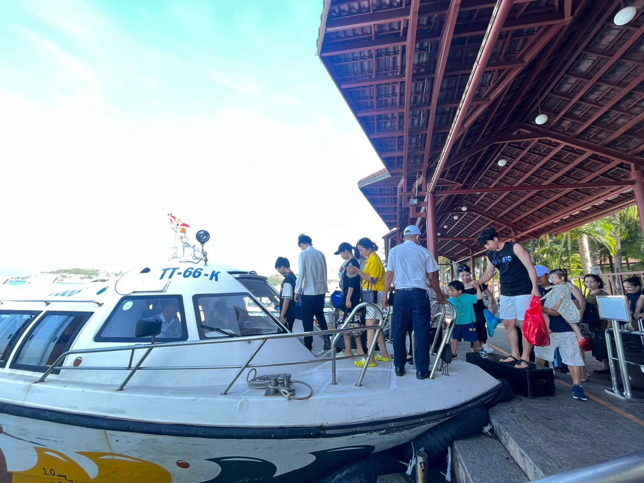 Du khách lên tàu đi tham quan, nghỉ dưỡng tại đảo Hòn Tre. Ảnh: L.H.