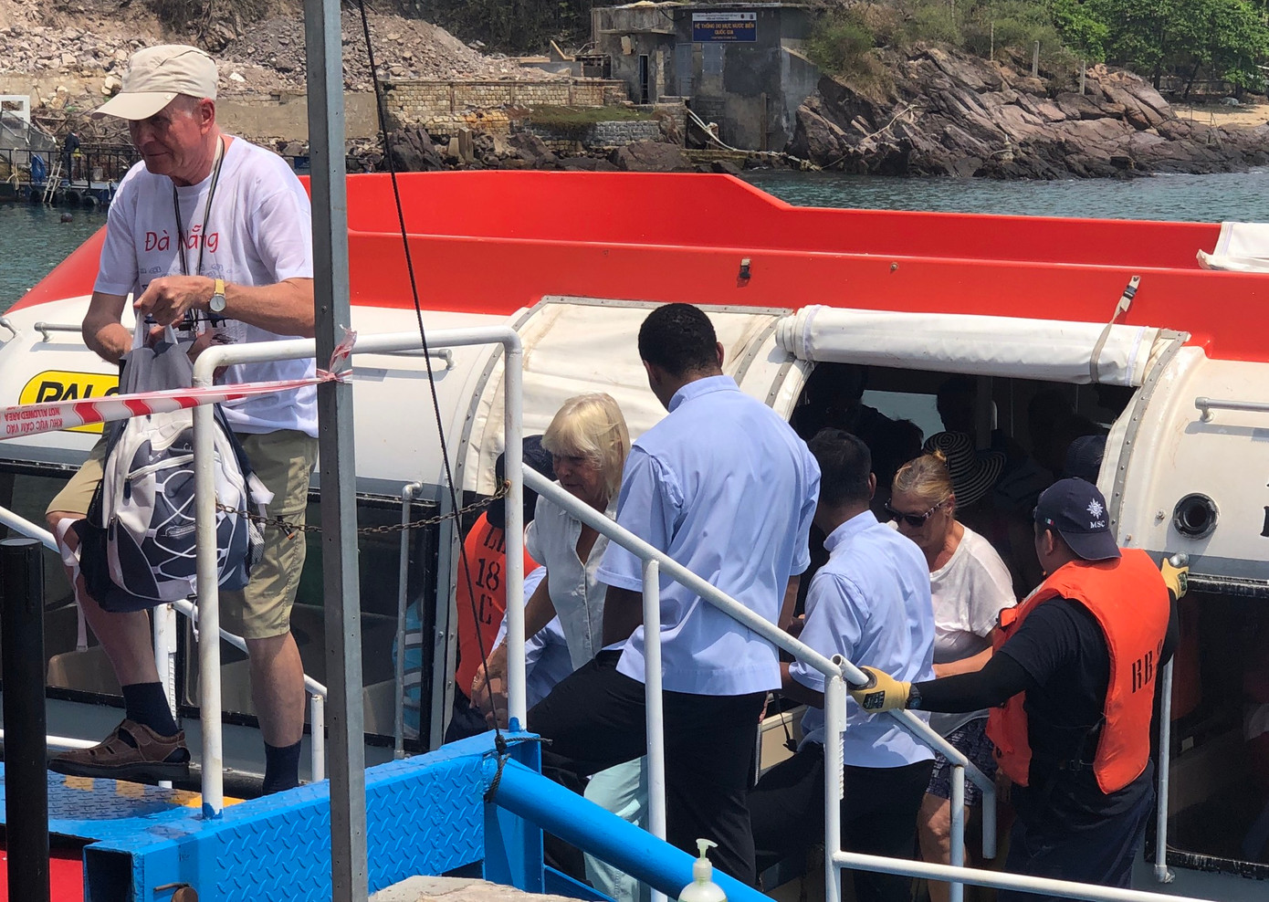 Du khách châu Âu rời tàu trung chuyển lên bờ tham quan phố biển Nha Trang