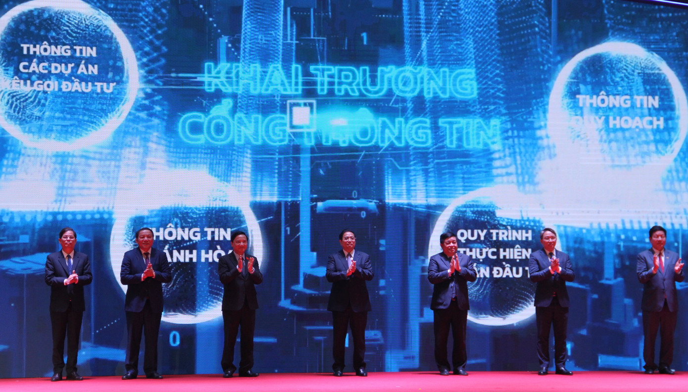 Thủ tướng Phạm Minh Chính cùng lãnh đạo Trung ương và tỉnh Khánh Hoà bấm nút khai trương Cổng thông tin xúc tiến đầu tư tỉnh Khánh Hoà. Thủ tướng Phạm Minh Chính cùng lãnh đạo Trung ương và tỉnh Khánh Hoà bấm nút khai trương Cổng thông tin xúc tiến đầu tư tỉnh Khánh Hoà.