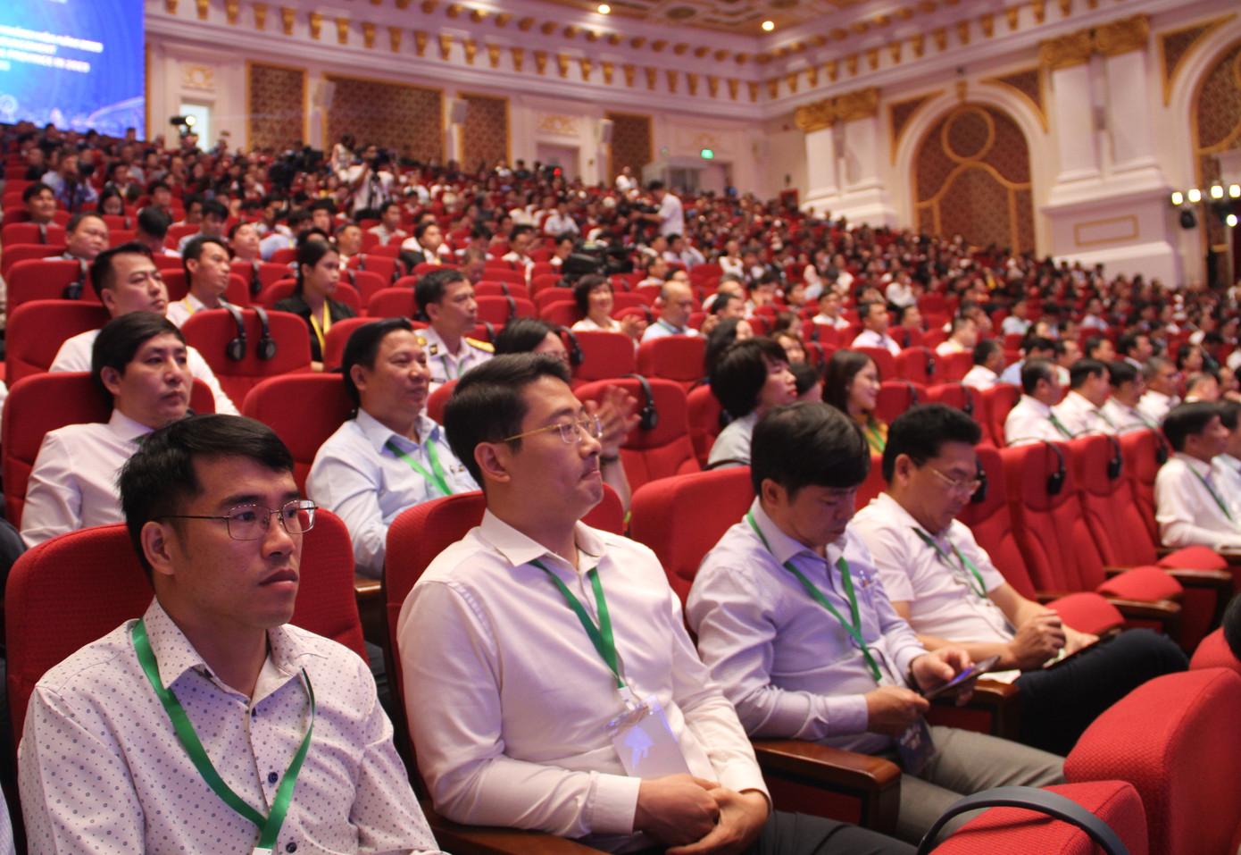 Hàng nghìn nhà đầu tư đã tham dự hội nghị. Hàng nghìn nhà đầu tư đã tham dự hội nghị.