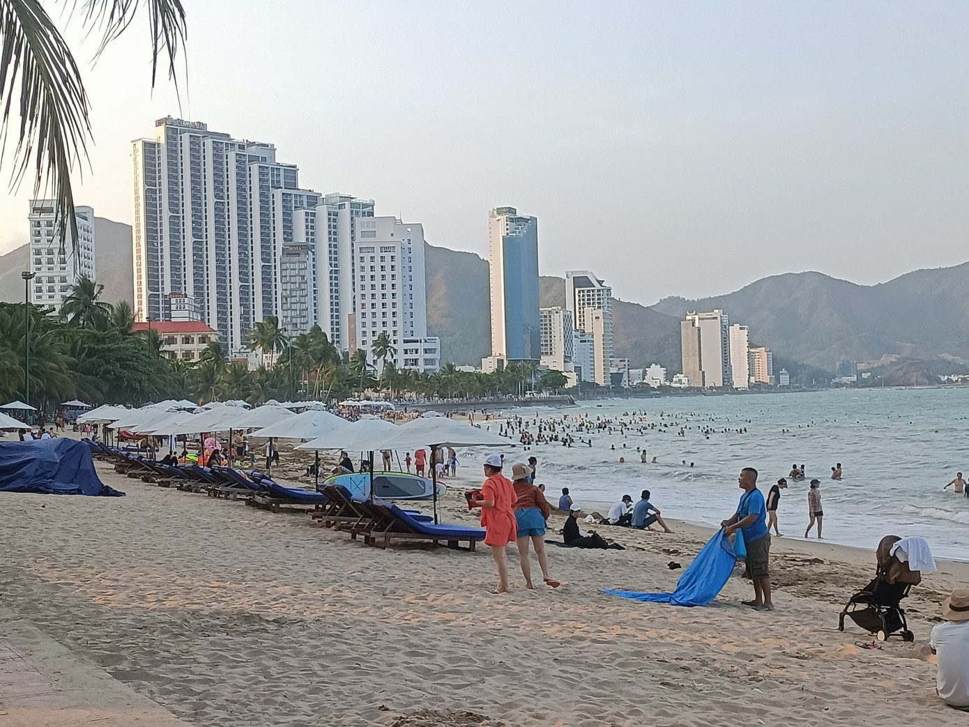 Du khách vui chơi, tắm biển trên bãi biển Nha Trang. Ảnh: L.H.