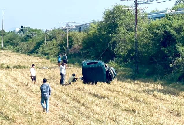 Phần đầu cabin xe tải bị bay ra ruộng lúa gần đường tàu. Ảnh: C.T. Phần đầu cabin xe tải bị bay ra ruộng lúa gần đường tàu. Ảnh: C.T.