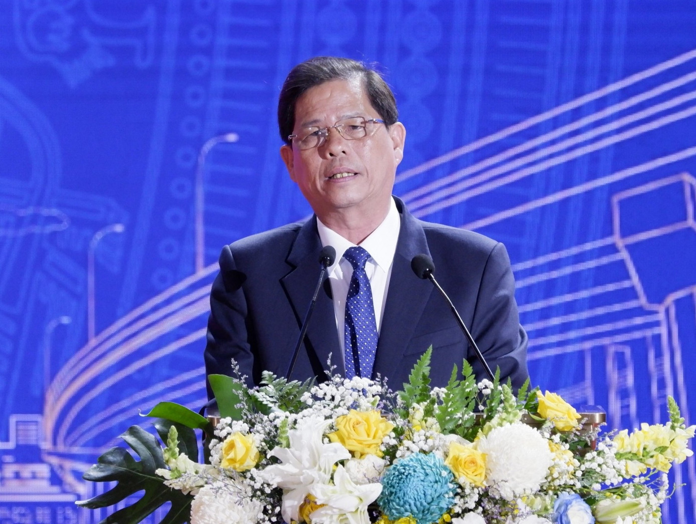 Ông Nguyễn Tấn Tuân - Chủ tịch UBND tỉnh Khánh Hoà - phát biểu tại hội nghị. Ông Nguyễn Tấn Tuân - Chủ tịch UBND tỉnh Khánh Hoà - phát biểu tại hội nghị.