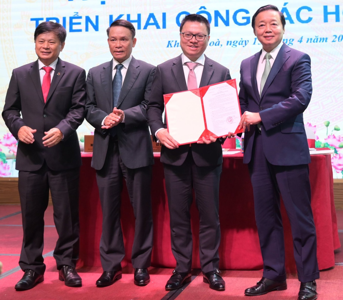 Phó Thủ tướng Chính phủ Trần Hồng Hà (bên phải ảnh) trao Quyết định phê duyệt Điều lệ Hội Nhà báo Việt Nam (Ảnh: V.T). Phó Thủ tướng Chính phủ Trần Hồng Hà (bên phải ảnh) trao Quyết định phê duyệt Điều lệ Hội Nhà báo Việt Nam (Ảnh: V.T).