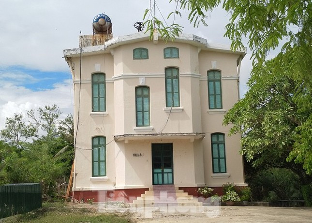 Một biệt thự cổ trong di tích lầu Bảo Đại có dấu hiệu xuống cấp. Ảnh: L.H.