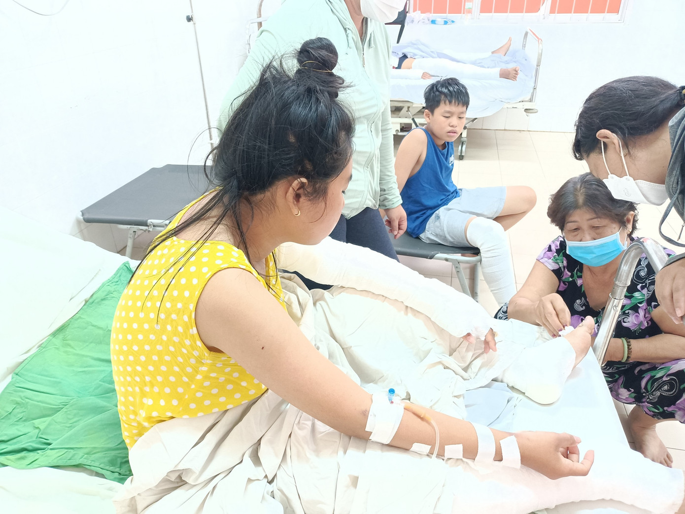 Hai cháu N.N.P.L. và N.V.P. bị bỏng nặng đang được điều trị tại bệnh viện. Ảnh: CTV.