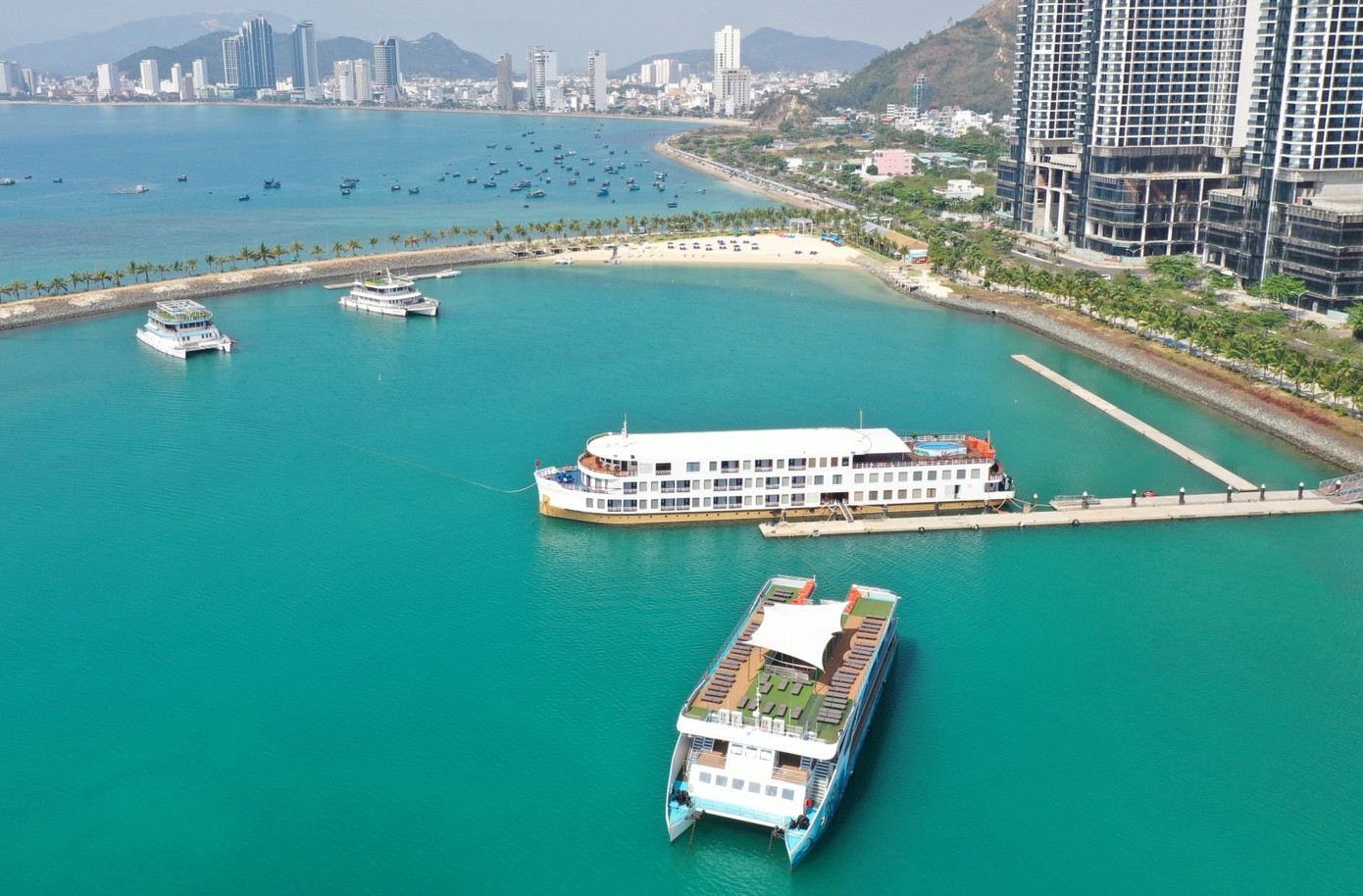 Nhiều du thuyền đẳng cấp quốc tế neo đậu trong khu vực bến du thuyền Ana Marina.