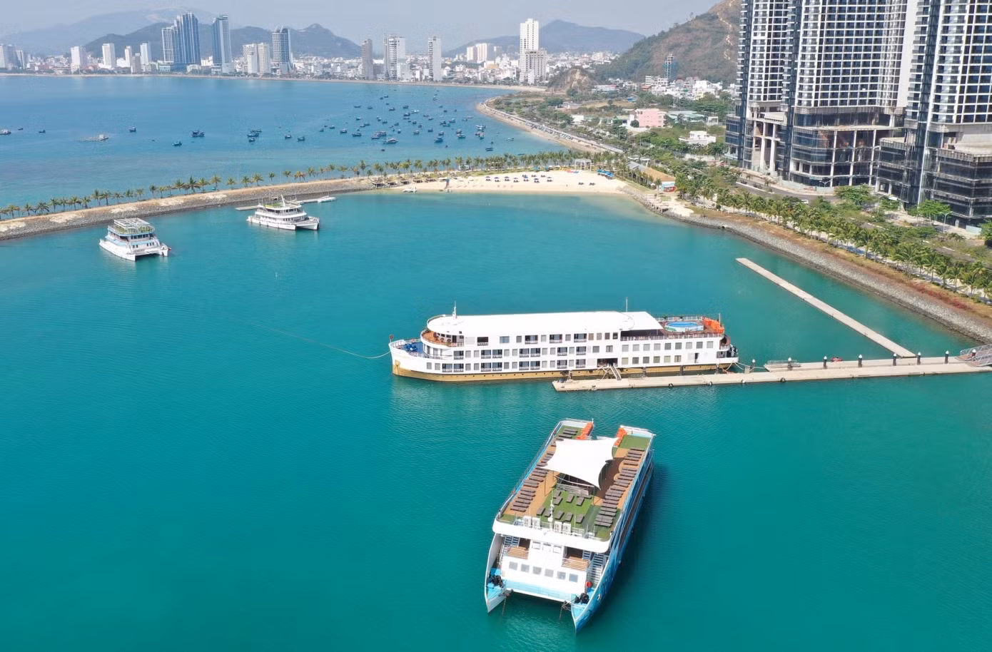 Nhiều du thuyền đẳng cấp quốc tế neo đậu trong khu vực bến du thuyền Ana Marina.