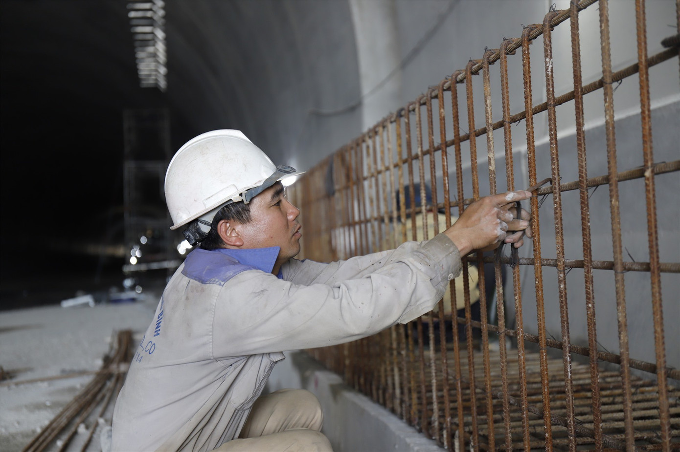 Hiện có khoảng 1.500 công nhân đang làm việc 3 ca trên tuyến cao tốc này để sớm đưa dự án vào vận hành trong cuối tháng 5.
