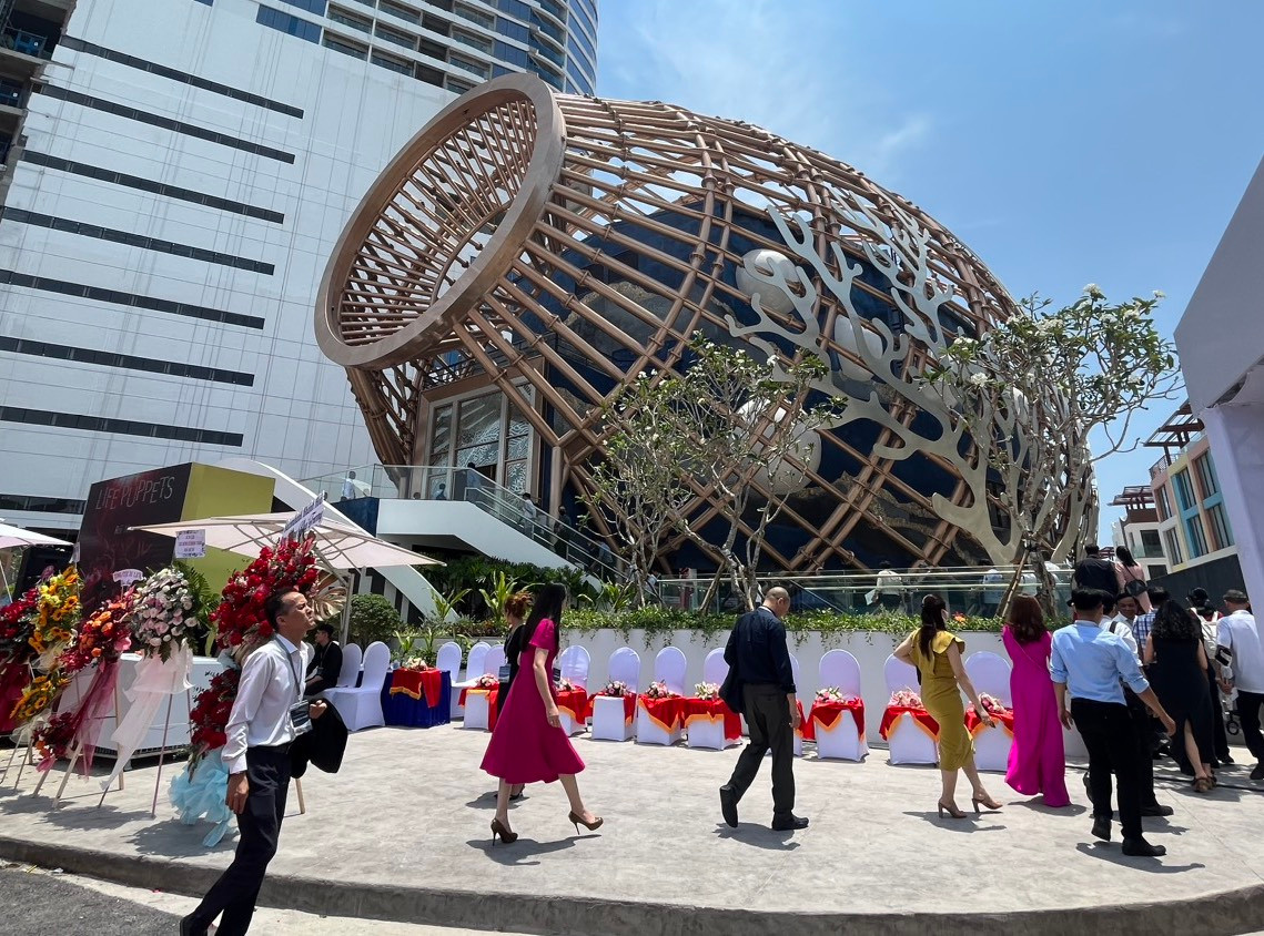 Nhà hát Đó được thiết kế lấy cảm hứng từ chiếc đó - nông cụ đánh bắt cá của người Việt.