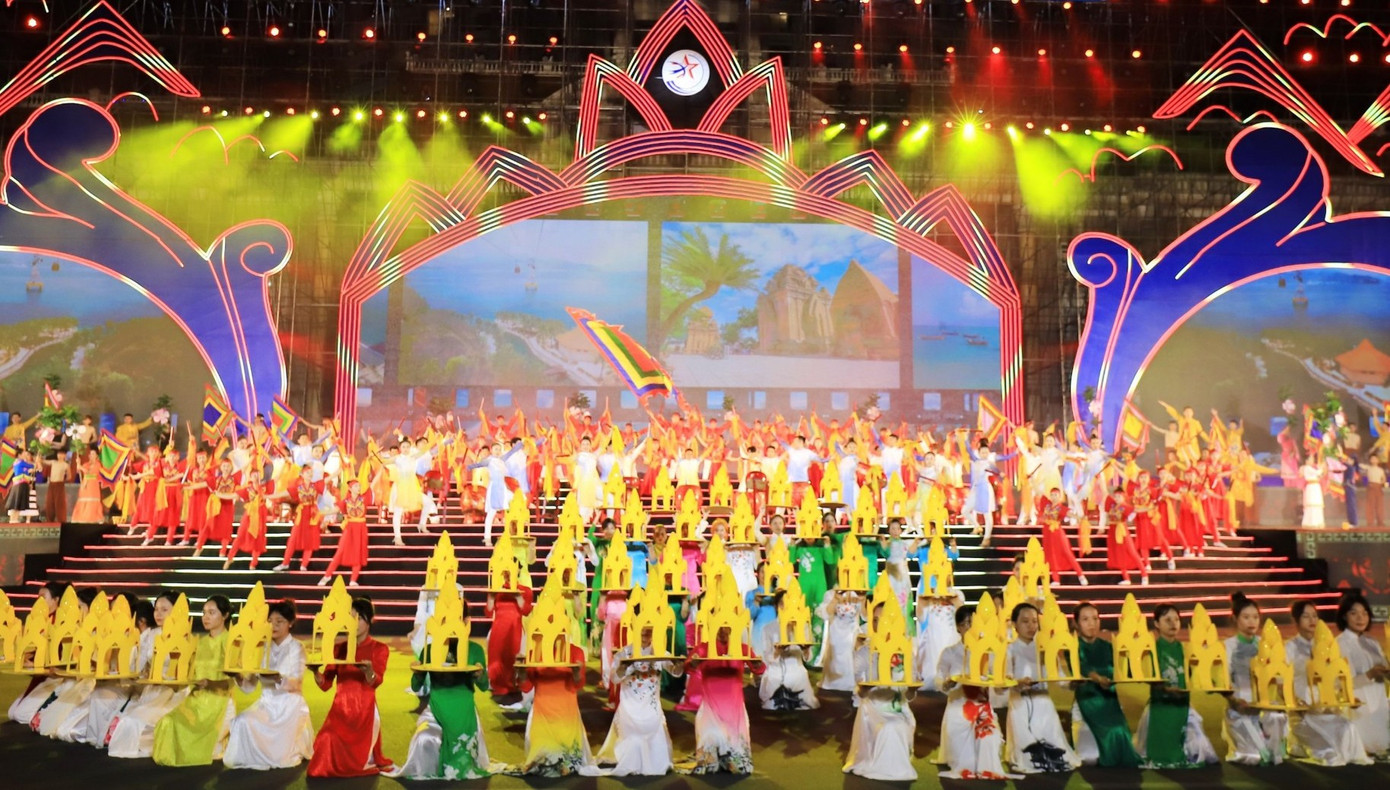 Tiết mục văn nghệ thể hiện truyền thống cách mạng hào hùng của vùng đất Khánh Hoà.