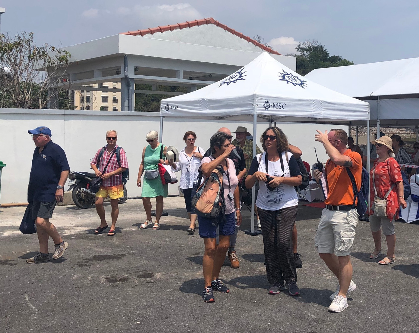 Du khách châu Âu rất thích thú với các tour tham quan phố biển Nha Trang