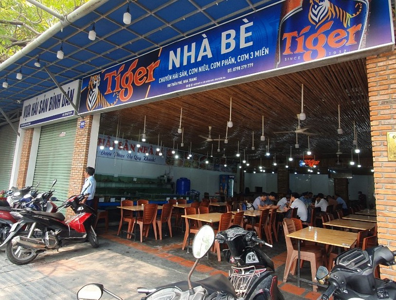 Nhà hàng hải sản Nhà bè treo biển không đúng giấy phép kinh doanh.
