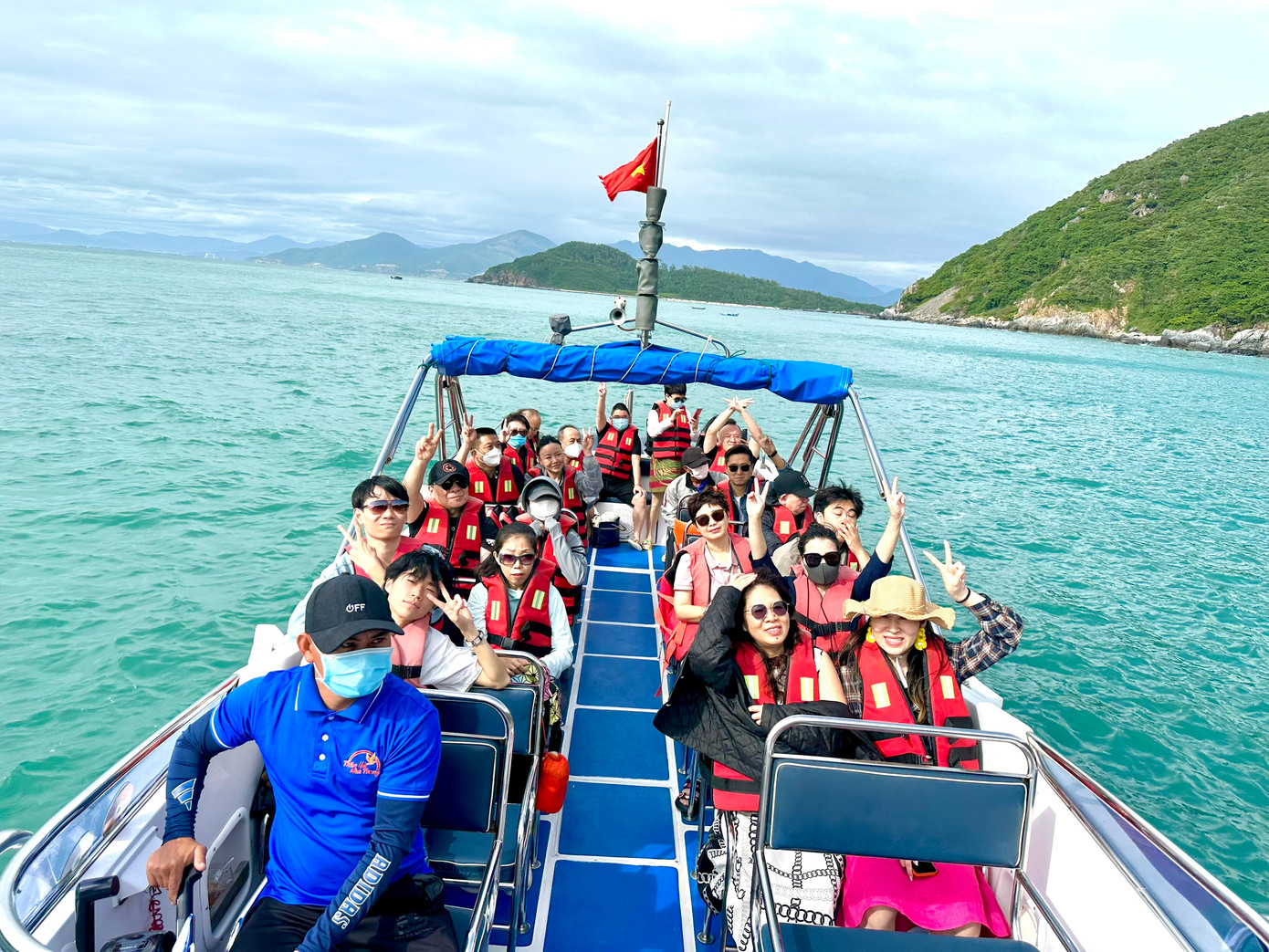 Du khách thích thú tham quan vịnh Nha Trang. Ảnh: L.H.