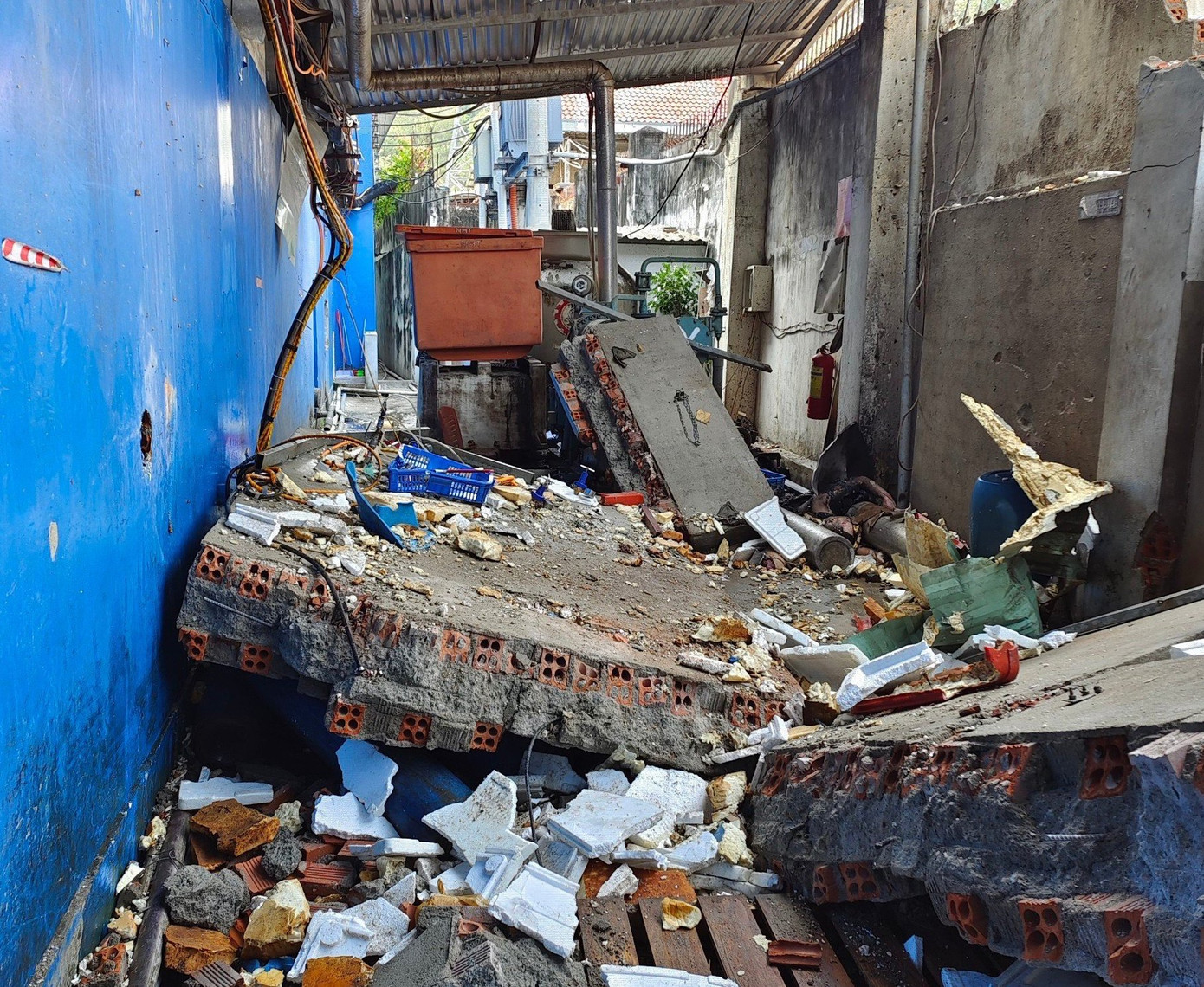 Vụ nổ bình khí làm sập tường và 1 công nhân tử vong. Ảnh: T.L.