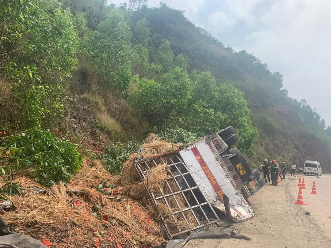 Xe tải đang chở dưa hấu đi tiêu thụ thì gặp tai nạn. Ảnh M.N.