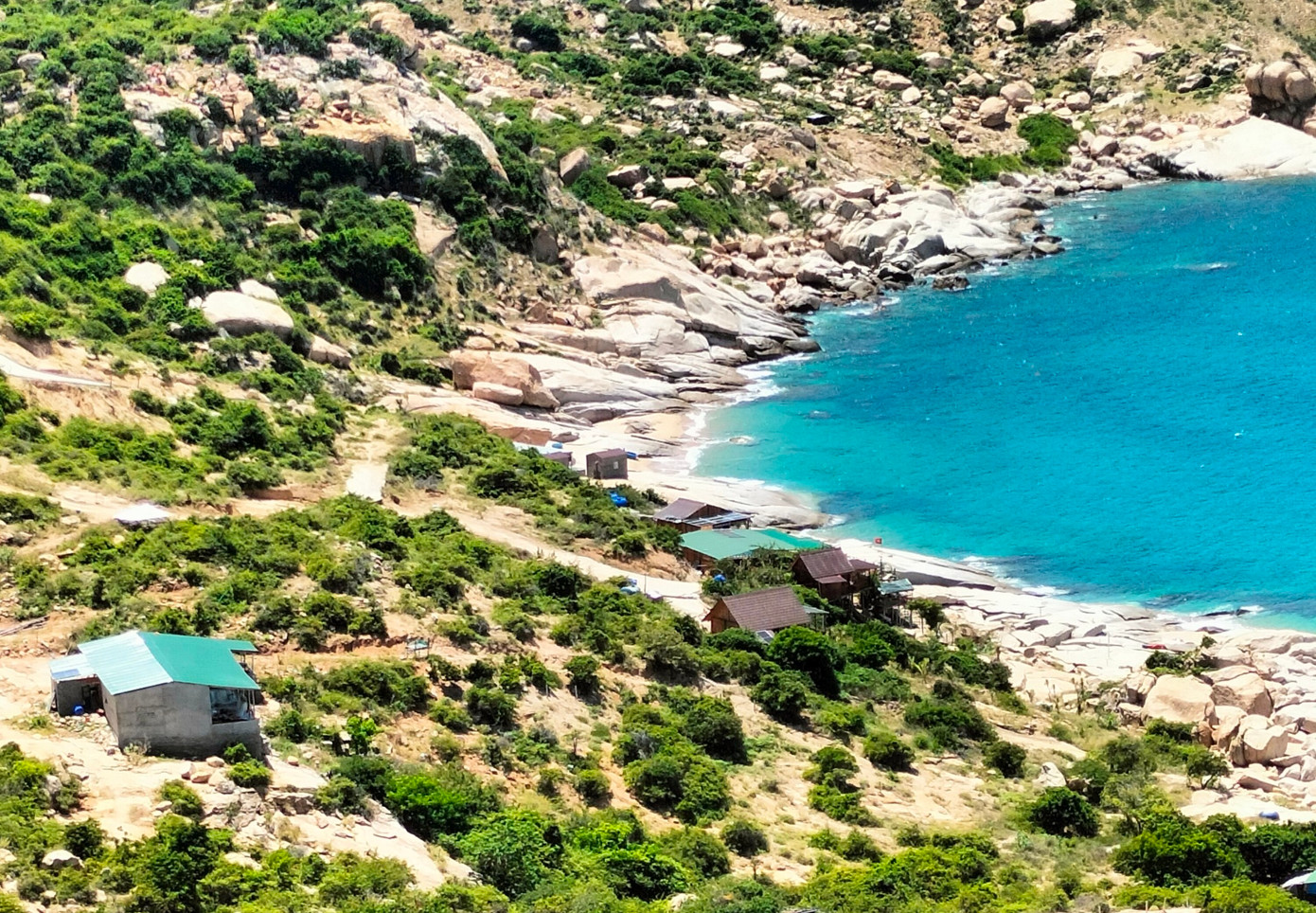 Khu vực đất rừng bãi Đá Trứng bị dân lấn chiếm xây dựng nhà. Ảnh: L.H. Khu vực đất rừng bãi Đá Trứng bị dân lấn chiếm xây dựng nhà. Ảnh: L.H.