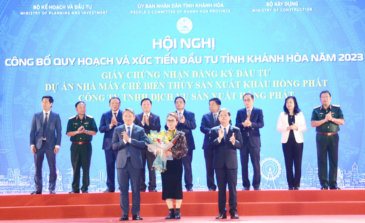 Lãnh đạo tỉnh Khánh Hòa trao giấy chứng nhận đầu tư cho doanh nghiệp.