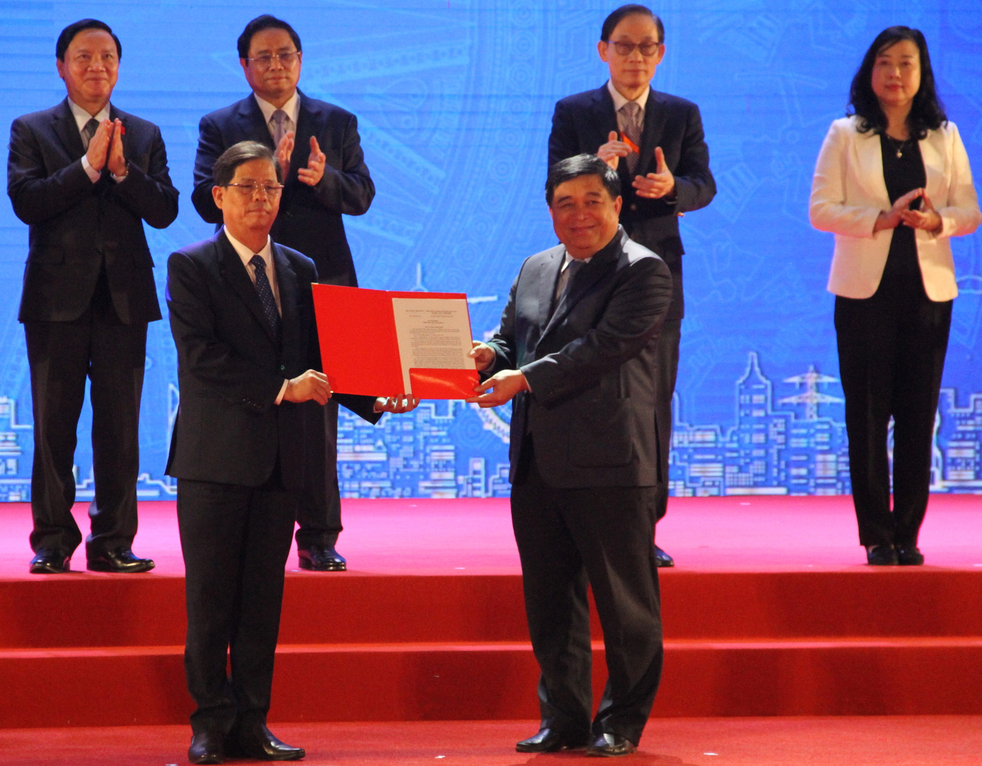 Bộ trưởng Bộ KH&ĐT trao quyết định của Thủ tướng cho dự án Khu đô thị ven vịnh Cam Ranh Bộ trưởng Bộ KH&ĐT trao quyết định của Thủ tướng cho dự án Khu đô thị ven vịnh Cam Ranh