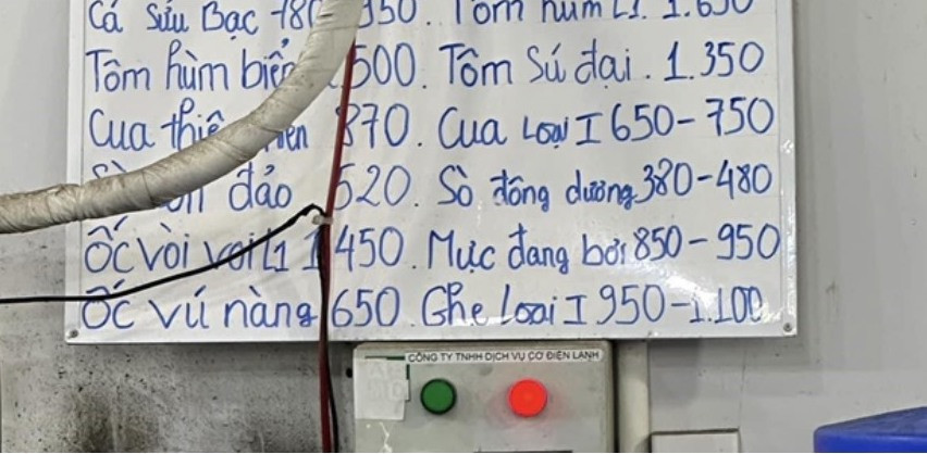 Bảng niêm yết giá của nhà hàng hải sản bị tố "chặt chém" trên đường Trần Phú, TP. Nha Trang. Ảnh L.T.S