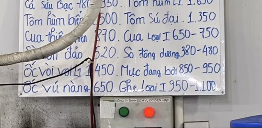Bảng niêm yết giá của nhà hàng hải sản bị tố "chặt chém" trên đường Trần Phú, TP. Nha Trang. Ảnh L.T.S