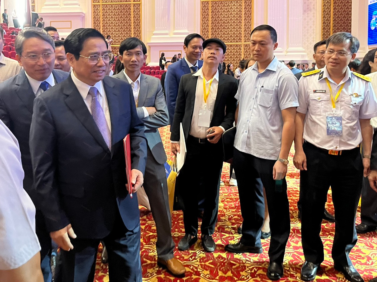 Thủ tướng Phạm Minh Chính trao đổi với các doanh nghiệp bên lề hội nghị.