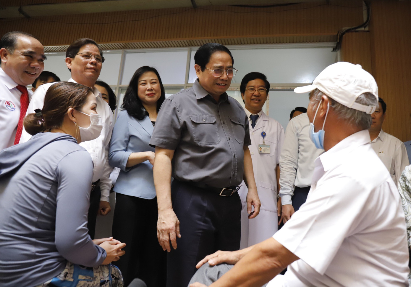 Thủ tướng Phạm Minh Chính thăm hỏi bệnh nhân điều trị tại Bệnh viện Đa khoa Khánh Hoà.