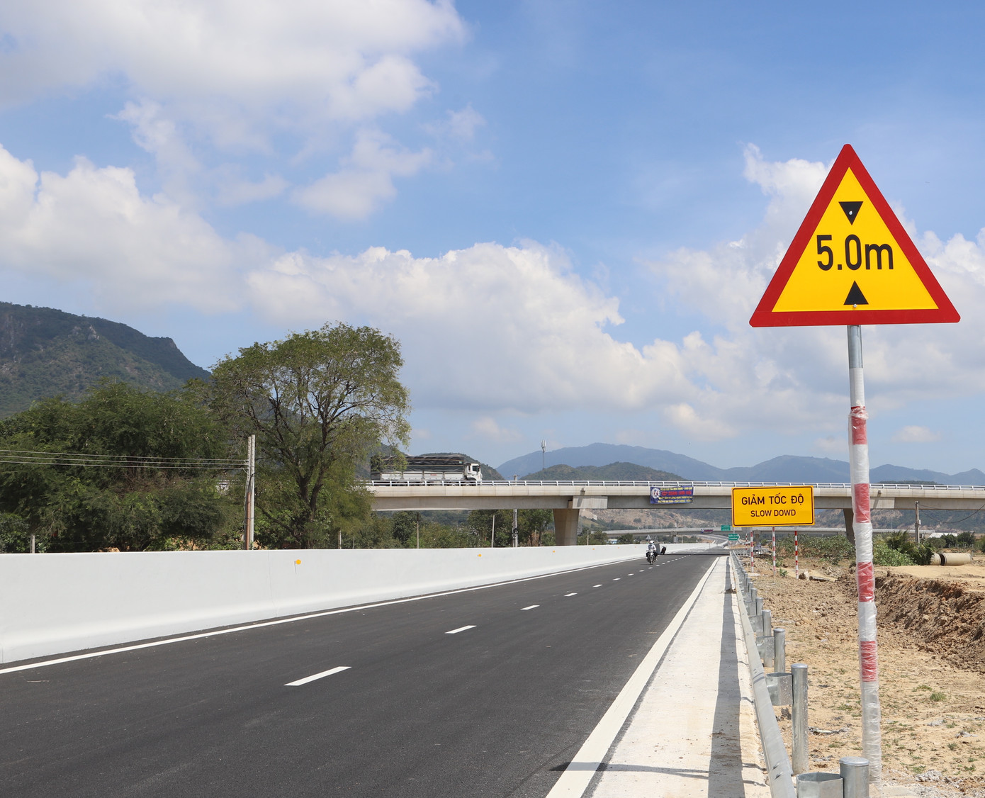 Các biển báo giao thông trên cao tốc Nha Trang - Cam Lâm đã được lắp đặt trên tuyến.