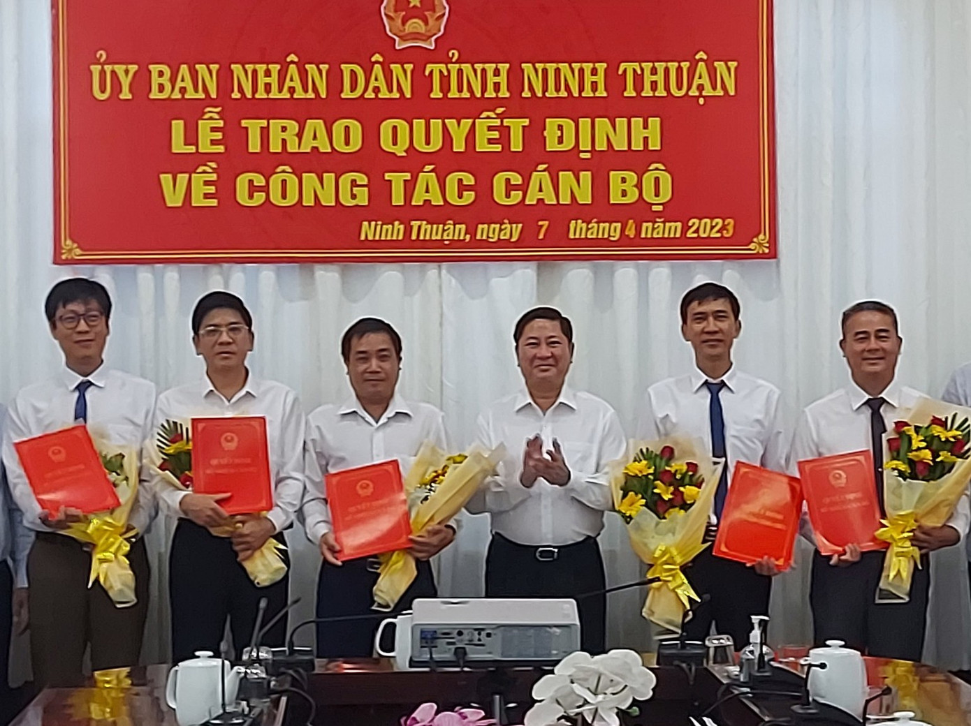 Chủ tịch UBND tỉnh Ninh Thuận Trần Quốc Nam (thứ 3, bên phải ảnh) trao quyết định bổ nhiệm Chủ tịch UBND tỉnh Ninh Thuận Trần Quốc Nam (thứ 3, bên phải ảnh) trao quyết định bổ nhiệm