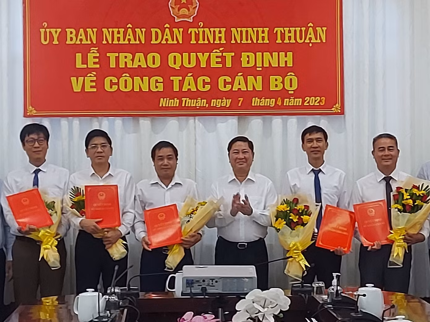 Chủ tịch UBND tỉnh Ninh Thuận Trần Quốc Nam (thứ 3, bên phải ảnh) trao quyết định bổ nhiệm