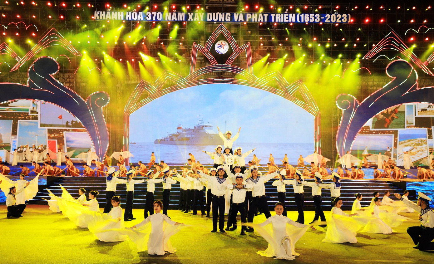 Thủ tướng lưu ý Khánh Hoà cần đẩy mạnh phát triển huyện đảo Trường Sa. Trong ảnh là tiết mục văn nghệ nói về truyền thống giữ gìn biển đảo Khánh Hoà.